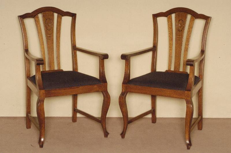 Armlehnstuhl, deutsch, um 1910, Eiche massiv , Barockstil, gebogene Beine, RÜckenlehne leicht geschwungen und vertikal verstrebt, Polsterung und ...