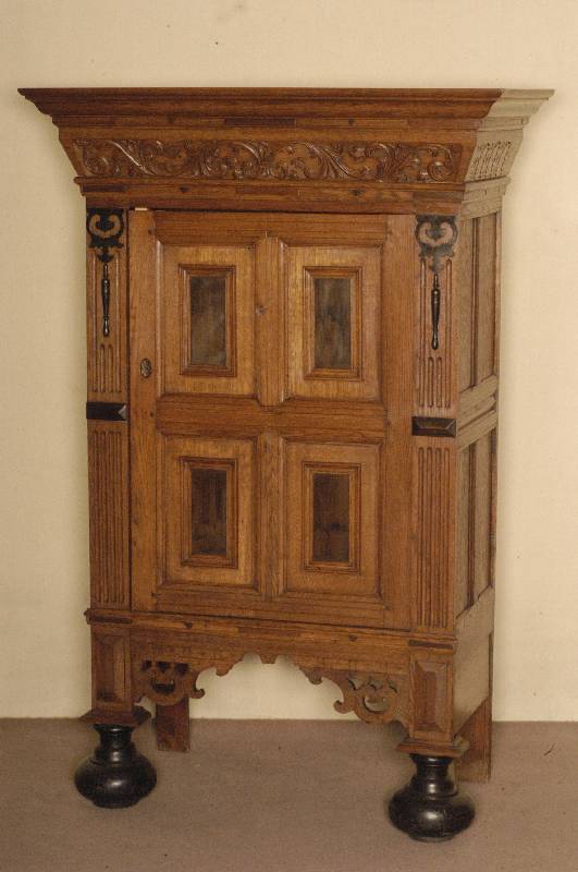 Schrank, Holland, um 1870, nach dem Vorbild von 1720 gearbeitet, Eiche massiv, auf balusterfÖrmigen FÜßen, 1-tÜrig mit 4 aufgesetzten ...