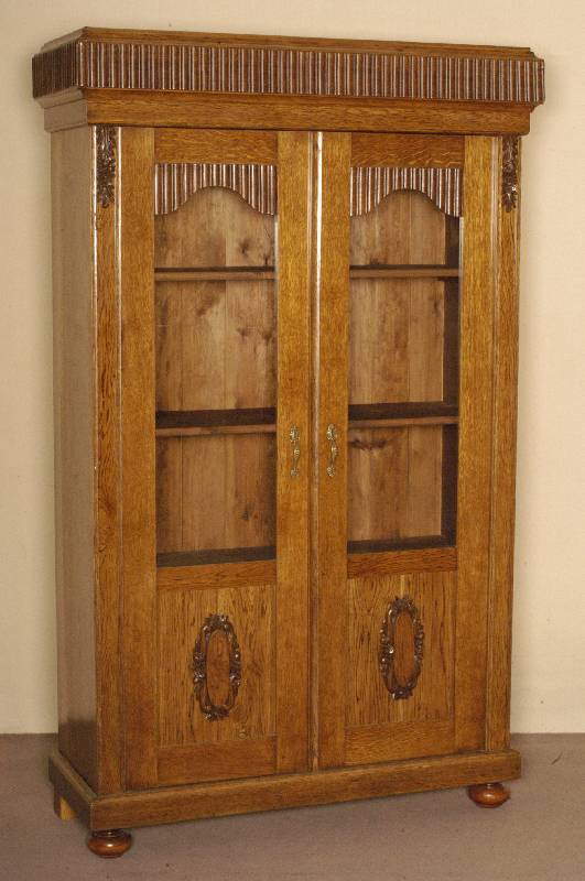 BÜcherschrank, deutsch, um 1900, Korpus Weichholz, Eiche massiv, z.T. Eichefurnier, auf KugelfÜßen, Schublade gerillt, 2-tÜrig, im Oberteil ...