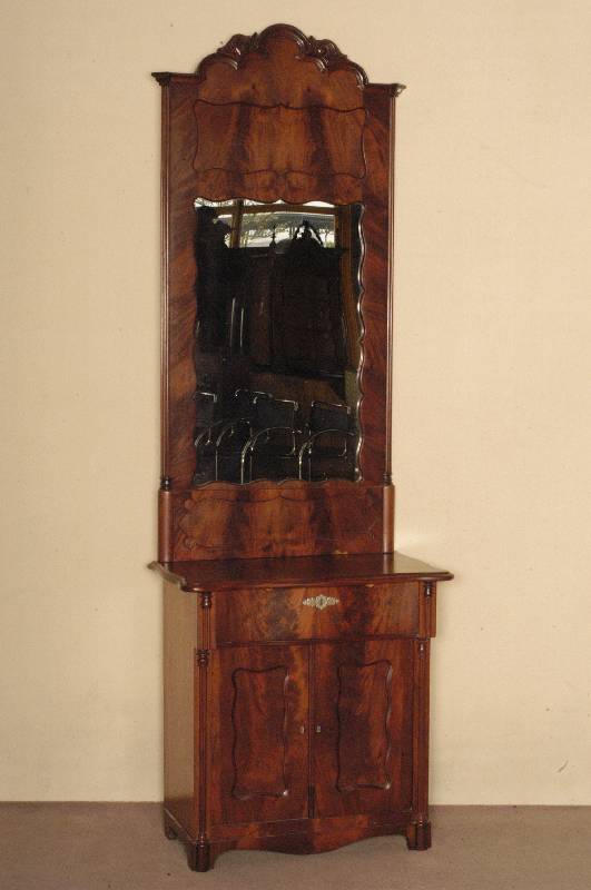 Halbschrank mit Spiegelaufsatz, deutsch, um 1870, Korpus Weichholz, Mahagonifurnier, 2 TÜren mit BrezelfÜllungen, eine Schublade, restauriert ...