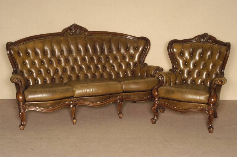 Sitzgarnitur, deutsch, um 1960, bestehend aus Sofa und 2 Sesseln, Louis-Philippe-Stil, Korpus Nußbaum massiv, gebogene Beine und RÜckenlehne mit ...