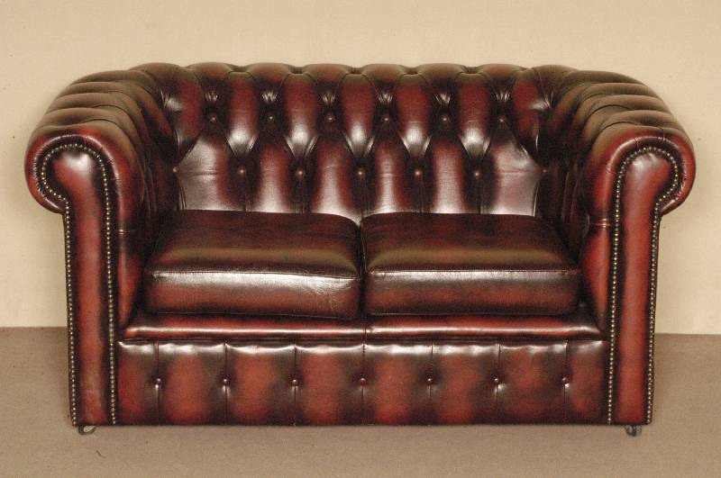 2-sitzer Sofa, wohl England, 60er/70er Jahre , Chesterfield-Stil, rÖtliches Rindsleder von guter QualitÄt, lose Kissen, RÜcken und Seiten ...