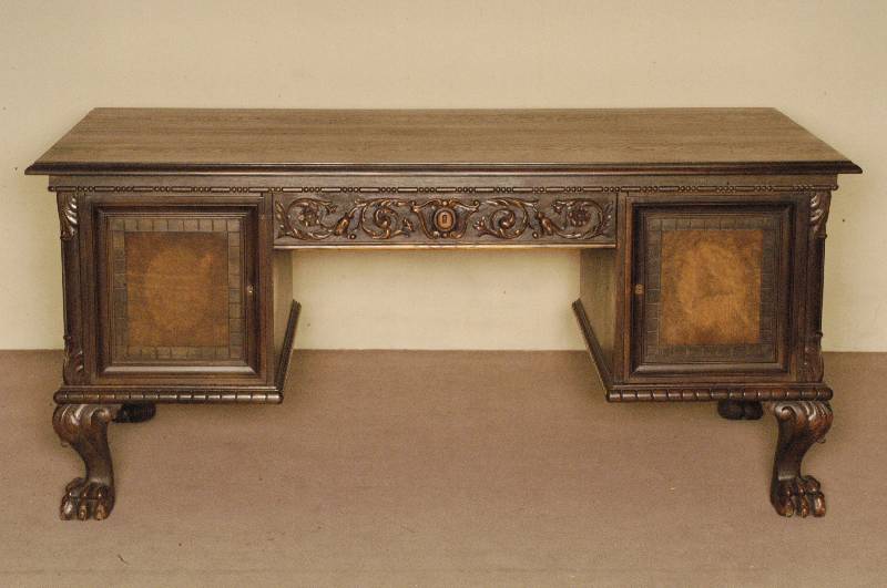 Renaissancestilschreibtisch, deutsch, um 1935/38, Korpus Weichholz/Hartholz, Eichefurnier bzw. kaukasisch Nußbaumfurnier, Front reich geschnitzt, ...