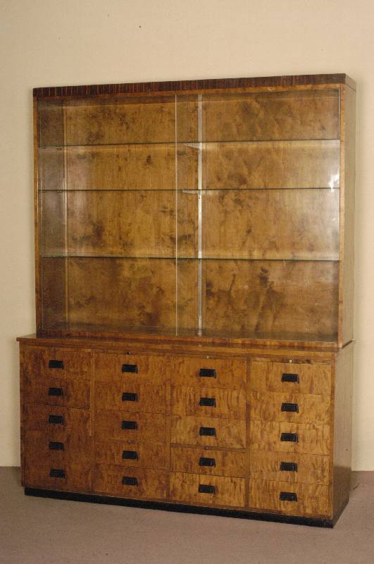 Laden- bzw. Sammlerschrank, deutsch, um 1920 , Birkefurnier, teilweise auf Vollholz gearbeitet, obere Abschlußkante Makasarfurnier, 2 ...