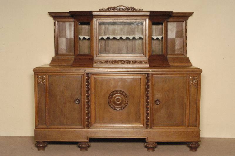 Aufsatzbuffet, deutsch, um 1910, Eiche massiv, Eichefurnier, gedrechselte FÜße, schlichte Fußleiste, 3-tÜrig, MitteltÜr mit aufgesetzten ...
