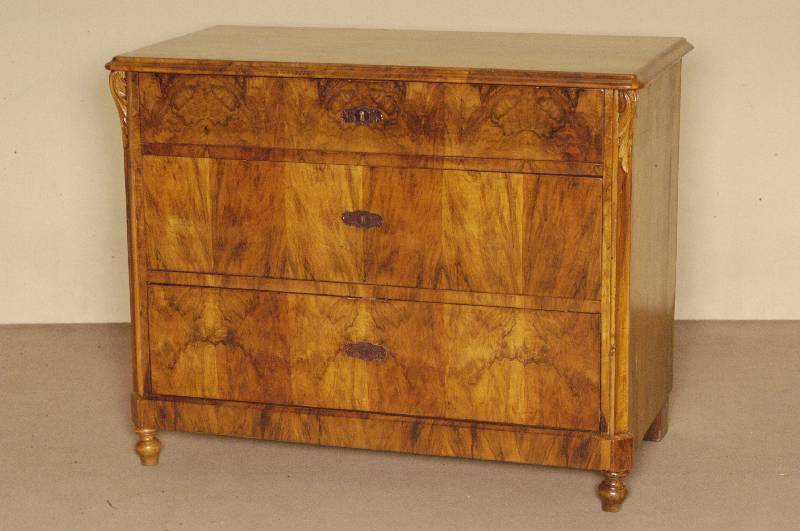 Kommode, sÜddeutsch/Österreich, um 1860, Korpus Weichholz, ausgesuchtes Nußbaumfurnier, auf KugelfÜßen, 3-schÜbig, abgeschrÄgte Ecken, ...
