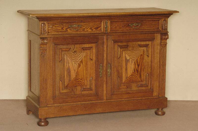 Anrichte, deutsch, um 1880, GrÜnderzeit, Eiche massiv, auf KugelfÜßen, Lisenen kanneliert, auslaufend in Veluten, prismenfÖrmige FÜllungen, ...