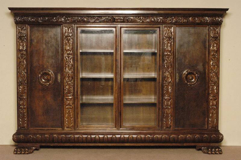 PrunkbÜcherschrank, deutsch, um 1910, Nußbaum massiv, Nußbaumfurnier, Weichholz, 4 -tÜrig, zwei davon facettiert verglast, reiche Blatt- und ...