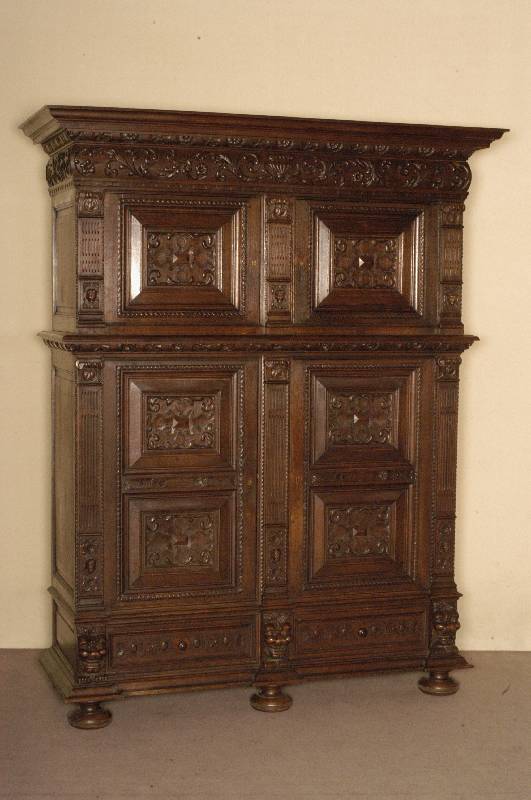 Schrank, Holland, um 1870, Eiche massiv, Renaissancestil, nach altem Vorbild von 1720 gearbeitet, Unterteil mit durchlaufenden FÜßen mit ...