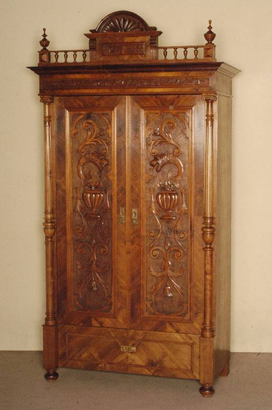 Schrank, deutsch, um 1880, GrÜnderzeit, Korpus Weichholz, Nußbaumfurnier, z.T. massiv, auf KugelfÜßen, Lisenen mit gedrechselten VollsÄulen, ...