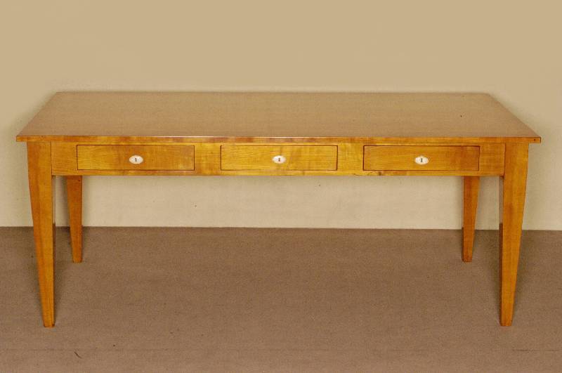 Schreibtisch, im Biedermeierstil, nach dem Vorbild von 1850, Kirschbaum massiv, Kirschbaumfurnier, auf 4 eckigen Beinen, Platte mit breitem Fries, ...