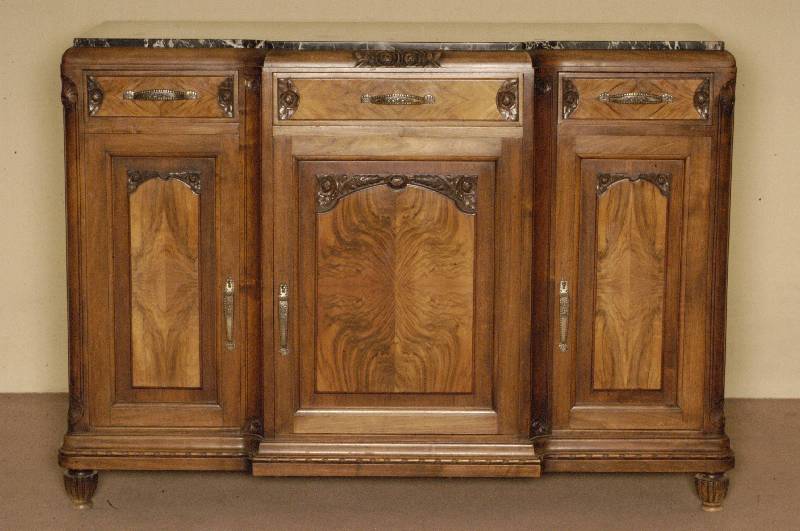 Anrichte, Frankreich, um 1923/25, Korpus Weichholz/Eiche, komplett auf Rahmen gearbeitet, Nußbaum massiv, kaukasisch Nußbaumfurnier, doppelt ...