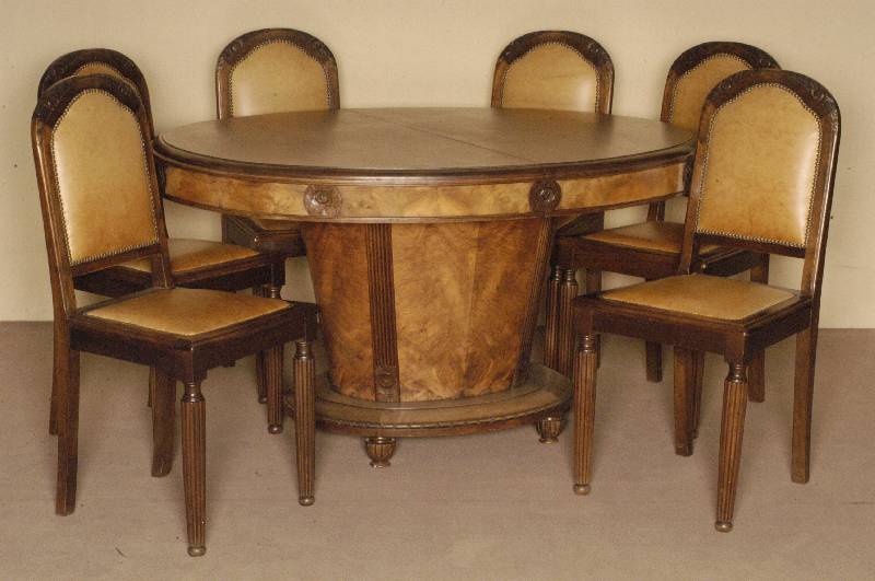 Ausziehtisch mit 6 StÜhlen, Frankreich, um 1923/25, Korpus Eiche und Weichholz, Nußbaum massiv, kaukasisch Nußbaumfurnier, doppelt bzw. 4-fach ...