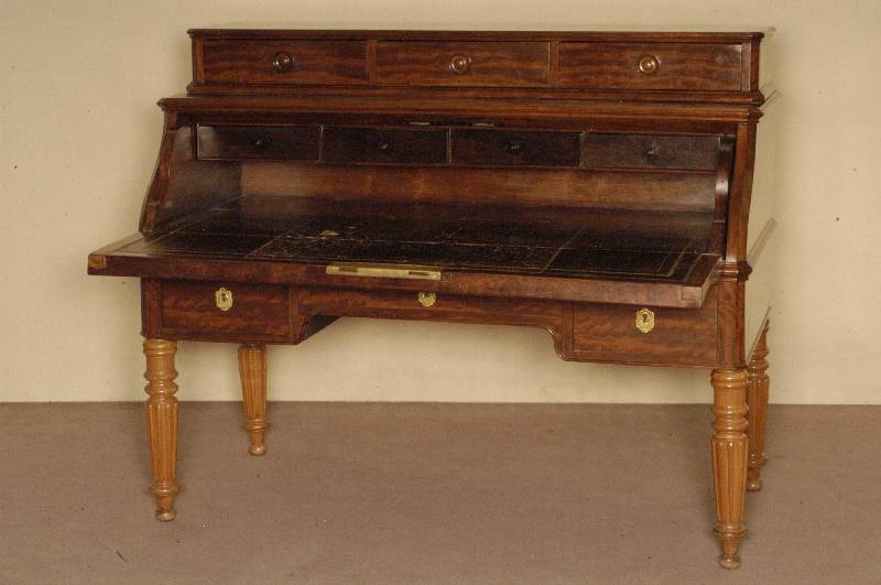 Scheibtisch, norddeutsch um 1860/65, nach englischem Vorbild, Korpus Weichholz/Hartholz, teilweise Ahorn und Birke, Palisander- bzw. ...