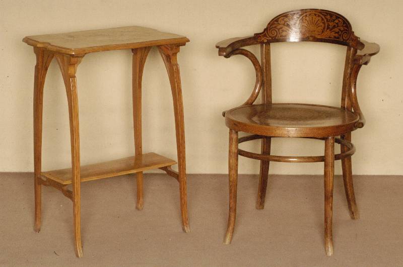 Etagere, Frankreich/Nancy, um 1895/1900, leichte Anspielung an barocke Formen, ansonsten reiner Jugendstil, ausgesuchtes Zierbelholz, ...