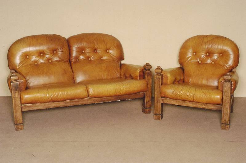 Ledergarnitur, deutsch, um 1960, bestehend aus Sofa und 2 Sesseln, Eiche massiv, RÜckenlehne verstrebt, hellbraunes Leder, mit z.T. stÄrkeren ...