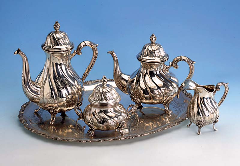 Kaffee- und Teeservice auf Tablett, 800er Silber, total ca. 3330 g, best. aus: Kaffeekanne (DÄmmring fehlt), H. ca. 27 cm, Teekanne, H. ca. 21 ...