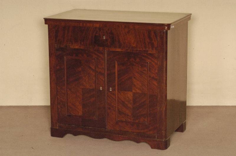 Halbschrank, deutsch, um 1880, Korpus Weichholz, Mahagoni massiv, Mahagonifurnier, Inlets gespiegelt, poliert und lackiert, Gebrauchsspuren, ca. ...