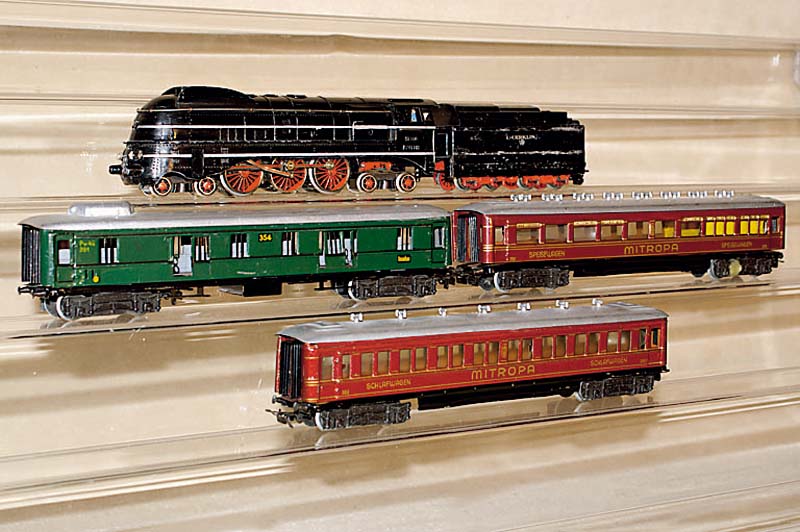 Stromlininelok, MÄrklin, wohl 50er Jahre, Spur HO, SK 800, dazu Mitropawagen 352 u.353 und ein GepÄckwagen mit SchiebetÜren Nr. 354, bespielt, ...