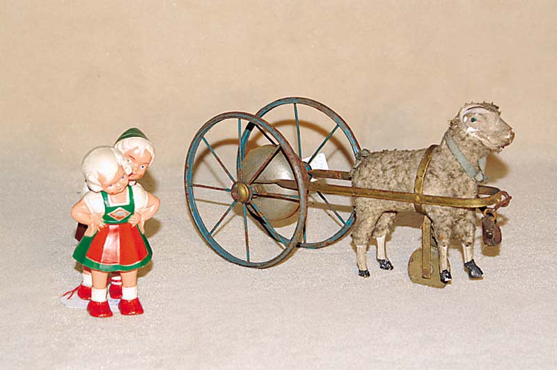 Osterlamm, deutsch, um 1900, Holz und Filz bzw. Stoff, mit EisenanhÄnger, Glocke, korrodiert bzw. besch., 14 x 23 cm