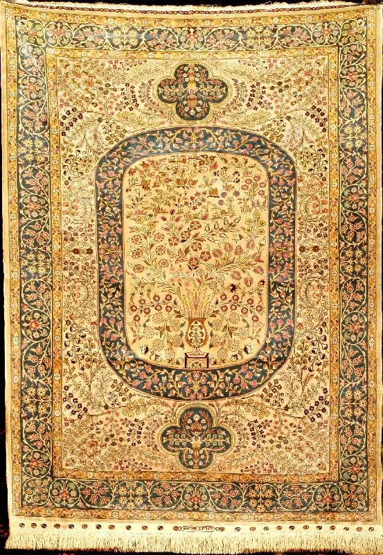 Hereke Seide Alt, TÜrkei, um 1920, reine Naturseide, ca. 142 x 101 cm, SchÄtzwert: 15000.- EURO, EHZ: 2 (altersbedingt in einen p erfekten ...