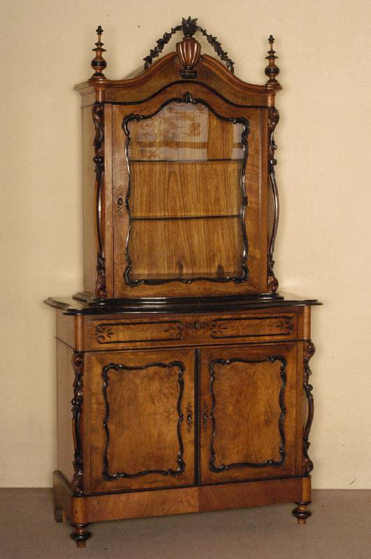 Vitrinenaufsatzschrank, Holland, um 1860, Wilhelm III, Korpus Weichholz/Hartholz, Nußbaum- bzw. Wurzelnußfurnier, abgeschrÄgte Ecken, mit ...