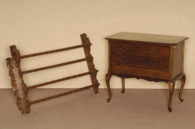 Teller- bzw. Wandboard, Friesland, um 1880, Eiche massiv, verstrebt und geschnitzt, mit HÄngevorrichtung, seitlich zwei LÖwen, seitliche Wangen ...