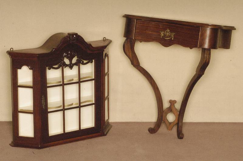 HÄngevitrine, Holland, um 1960, Barockstil, Korpus Weichholz, Wurzelnußfurnier, aufgelegte Sprossenfenster, geschweifte EinlegebÖden, praktisch, ...