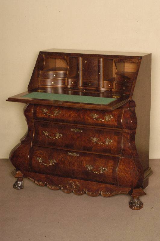 BarockstilsekretÄr, Holland, um 1950, Korpus Weichholz/Hartholz, Wurzelnußfurnier, z.T. gespiegelt, schÖnes Furnierbild, Kanten abgeflacht, ...