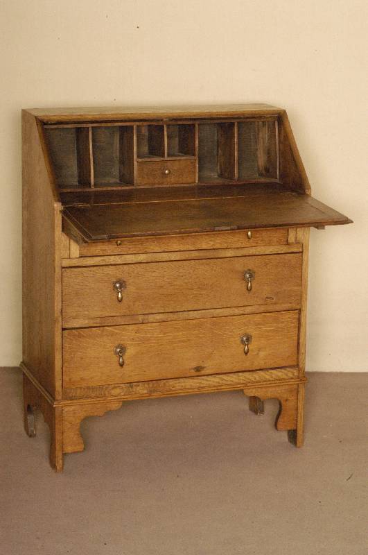 SekretÄr, England, um 1900, Eiche massiv, RÜckwand Tischlerplatte, 3-schÜbig, hinter der SchrÄgklappe Schublade und mehrere FÄcher, original ...