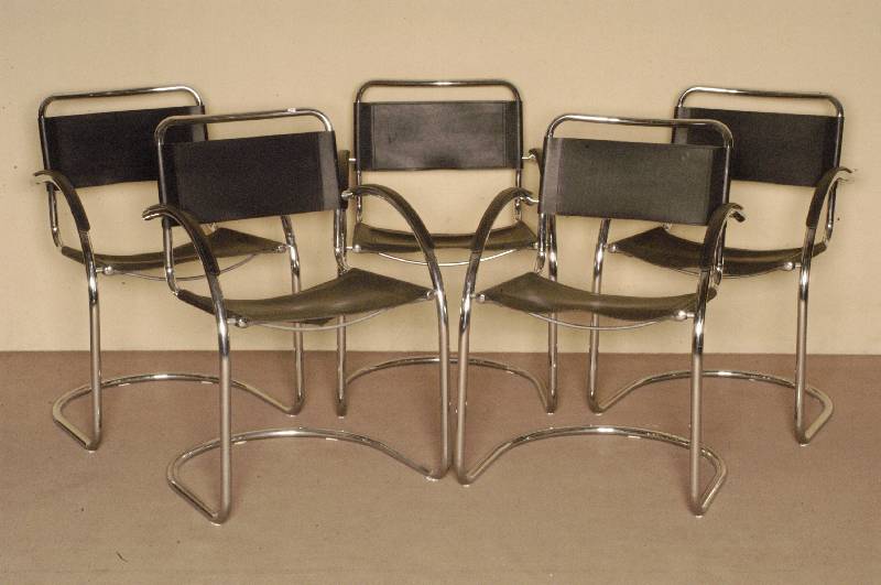 5 StahlrohrstÜhle, um 1960, elegante Form mit Rindslederbezug, Gebrauchsspuren, ca. 84x58x56 cm, Sh. 47 cm, St. 35 cm