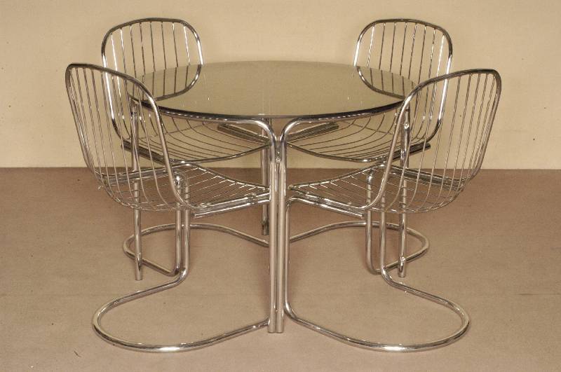 Tisch und 4 StÜhle, um 1960, rundes Gestell aus Stahlrohr mit Glasplatte, StÜhle aus Stahlrohr, Sitz und RÜckenlehne verstrebt, ...