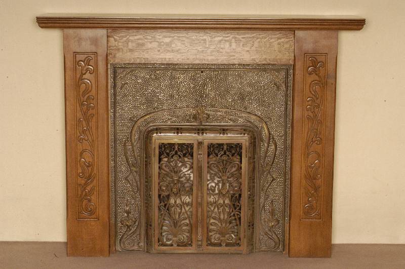 Kaminumbau, deutsch, um 1900, Jugendstil, Umbau aus Eiche massiv, dieser wohl um 1950 dazugearbeitet, gut passig, TÜren aus Messingguß, floral ...