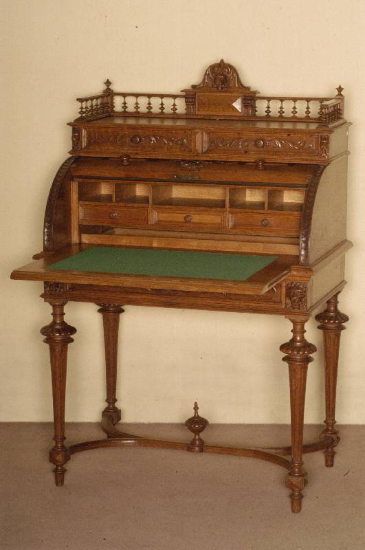 DamensekretÄr, Holland, um 1870, Eiche massiv, auf gedrechselten Beinen, verstrebt, Arbeitsplatte ausziehbar, mit Filz eingelegt, unter der ...