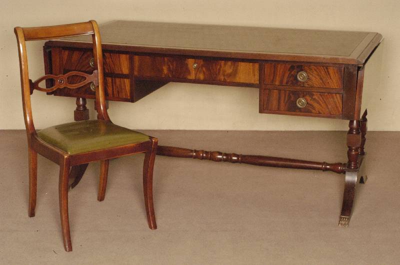 Schreibtisch, England, um 1960, Sheratonstil , Korpus Tischlerplatte, Mahagonifurnier, mit passendem Stuhl, dieser mit grÜnem Kunstlederbezug, ...