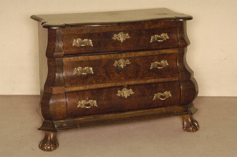Barockstilkommode, Holland, um 1950/60, Korpus Weichholz/Hartholz, z.T. Wurzelnußfurnier gespiegelt, schÖnes Furnierbild, Kanten abgeflacht, ...