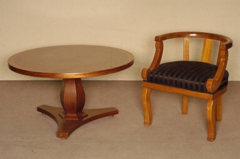 Runder Couchtisch, England, um 1930, Edwardien, 8-eckiger balusterfÖrmiger Fuß, mit Plateau, neu lackiert, Gebrauchsspuren, H. ca. 56 cm, D. 100 ...