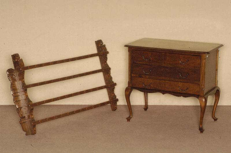 Kommode, Holland, um 1900, Queen-Anne-Stil, Korpus Weichholz, Nußbaumfurnier, z.T. Wurzelnuß, gebogene Beine, 3-schÜbig, SchlÖsser und ...