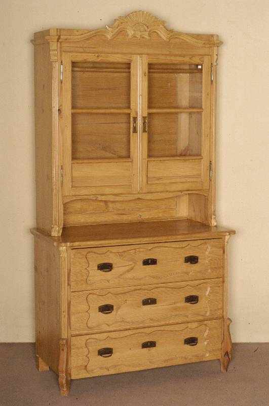 KÜchenschrank, deutsch, um 1870, Weichholz massiv, abgeschrÄgte Ecken, in Veluten auslaufend, leicht beschnitzt, 3-schÜbig mit ...