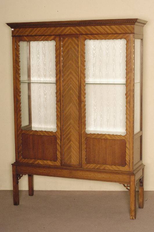 Vitrinenschrank, England, um 1890, viktorianisch, Mahagoni massiv, eckige Hochbeine, seitlich verglast, TÜrunterteile mit gespiegeltem ...