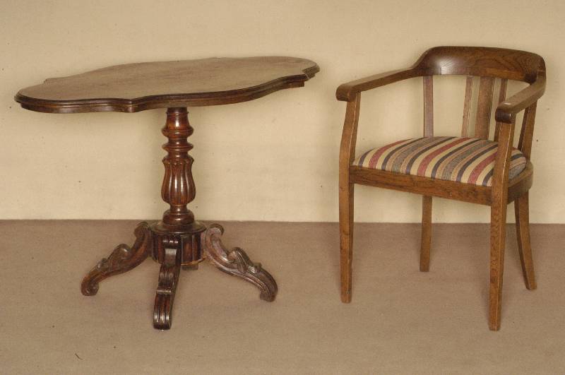 Schreibtischstuhl, um 1910, Eiche massiv, konische Beine, runde RÜckenlehne, Bezug sekundÄr, Gebrauchsspuren, ca. 80x58x54 cm, Sh. 49 cm, St. 46 ...