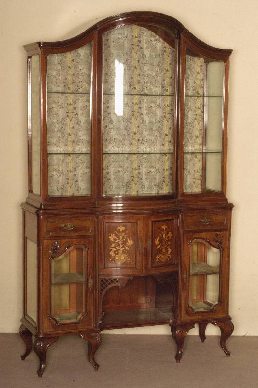 Aufsatzvitrine, England, Edwardien, Korpus Weichholz, Mahagonifurnier, mit Blumenmarketerie, 2-teiliger Korpus mit vorgerundetem Mittelteil, im ...