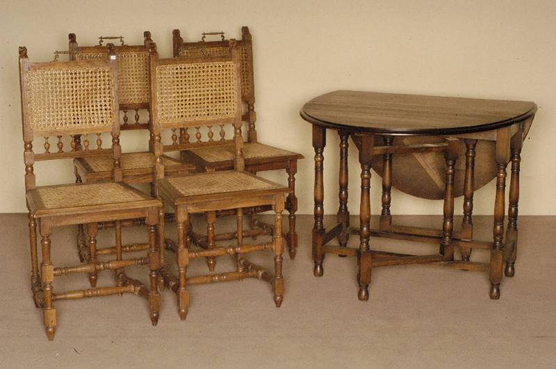 4 StÜhle, Flandern, um 1880, Eiche massiv, Gestell und RÜckenlehne gedrechselt, Lehne dekoriert mit 2 LÖwenkÖpfen, Sitz mit original ...