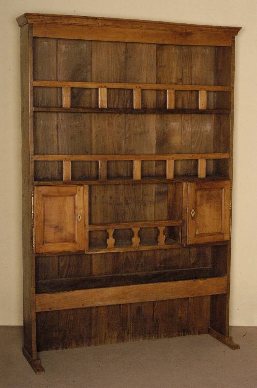Tellerboard, Frankreich, um 1780, Kirschbaum und Kastanie massiv, auf Kufen, 2-tÜrig, Ablagen mit Galerie, unterste Ablage durchbrochen, ...
