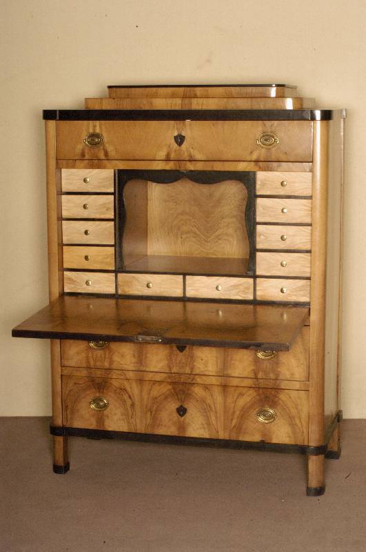 SekretÄr, deutsch, um 1830, Biedermeier, Korpus Weichholz, helles Nußbaumfurnier, vorstehend, Fuß und Kopfleiste schwarz poliert , getrepptes ...