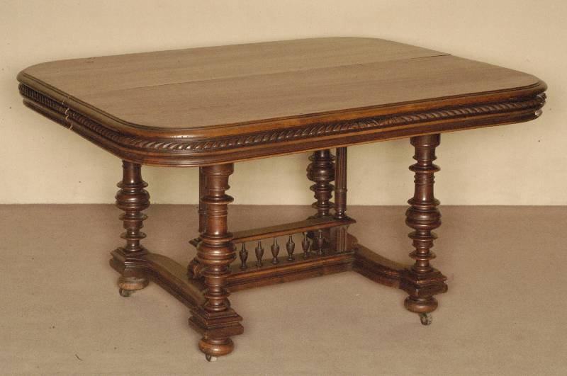 Ausziehtisch, Frankreich, um 1880, Nußbaum massiv, Henry Deux, FÜße verstrebt, gedrechselt, Zarge getreppt, Ausziehplatten nicht vorhanden, ...