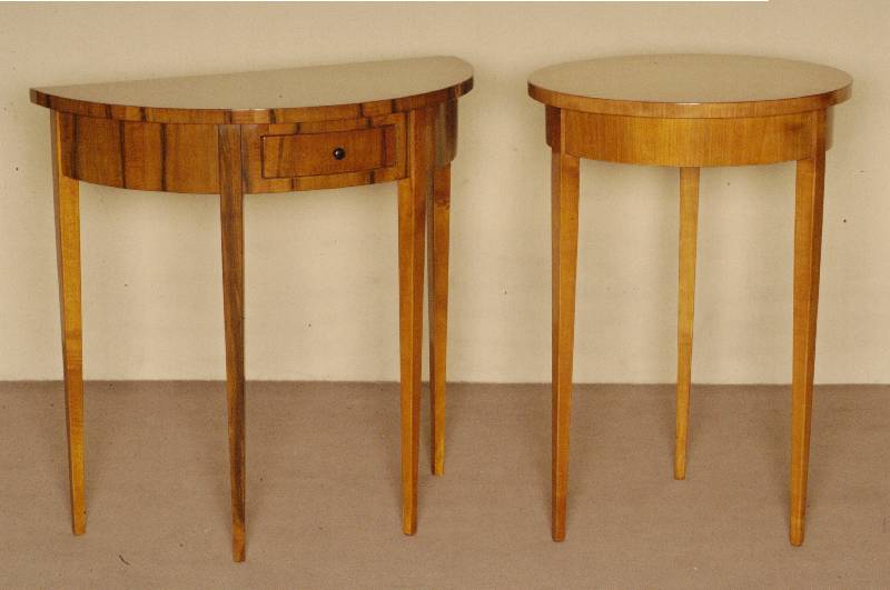 Konsolentisch, im Biedermeierstil, Nußbaum massiv, Nußbaumfurnier, poliert, nach altem Vorbild von 1820/30, 1 Schublade, gute Verarbeitung, ...
