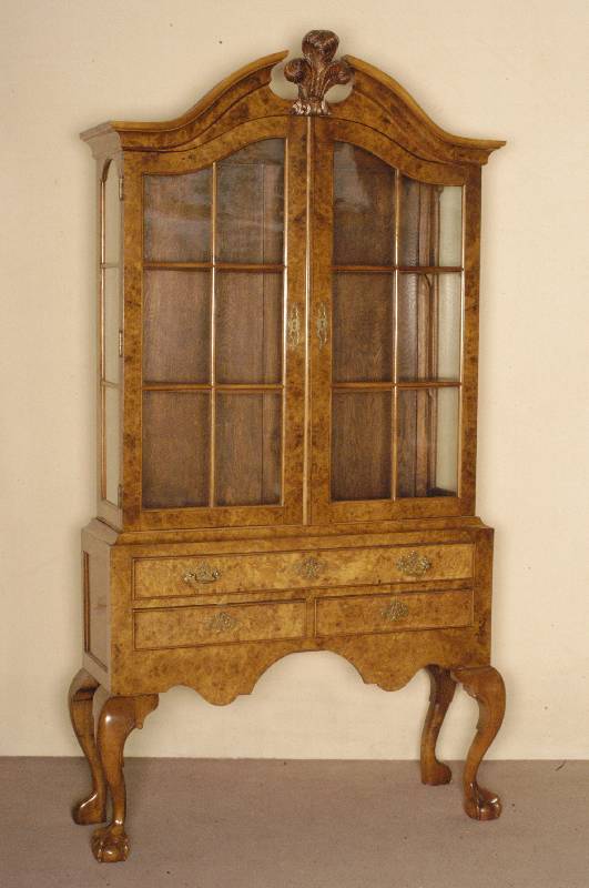 Vitrinenschrank, Holland, um 1900, Korpus Eiche massiv, Wurzelnußfurnier, auf gebogenen Beinen, in Tatzen auslaufend, 3-schÜbig, Oberteil 2 ...