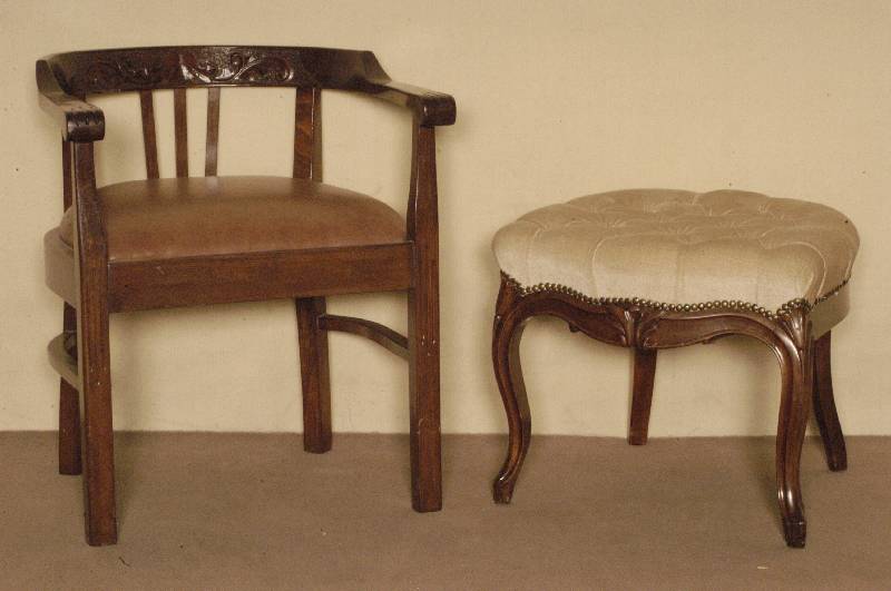 Beistellhocker, deutsch, um 1860, Louis -Philippe, Mahagoni massiv, wohl ursprÜnglich Unterteil eines Stuhles, Samtbezug genoppt und geheftet, ...