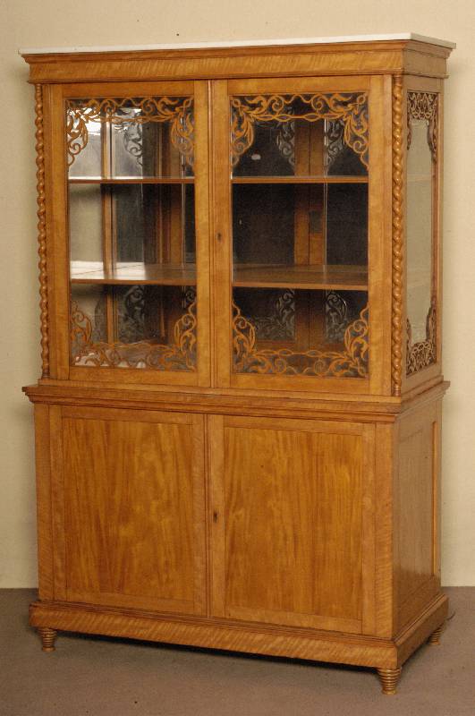 Vitrinenschrank, deutsch, um 1840, SpÄtbiedermeier, Korpus Eiche, Birkefurnier, z.T. massiv, Unterteil mit 2 geschlossenen TÜren, gerahmt, Ecken ...